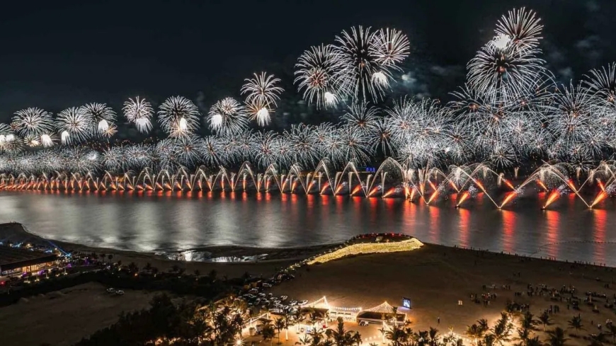 RAK's new year displays break records