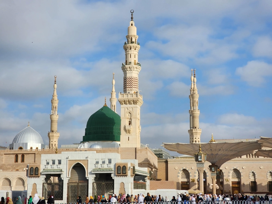 The Prophet's Mosque uses thirty tons of perfume every day.