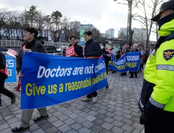 Hundreds of junior physicians on strike in South Korea?