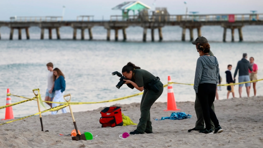 A little girl is covered by sand and dies.